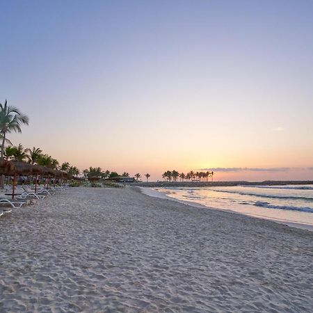 Salalah Rotana Resort Exteriér fotografie Sunset at the beach