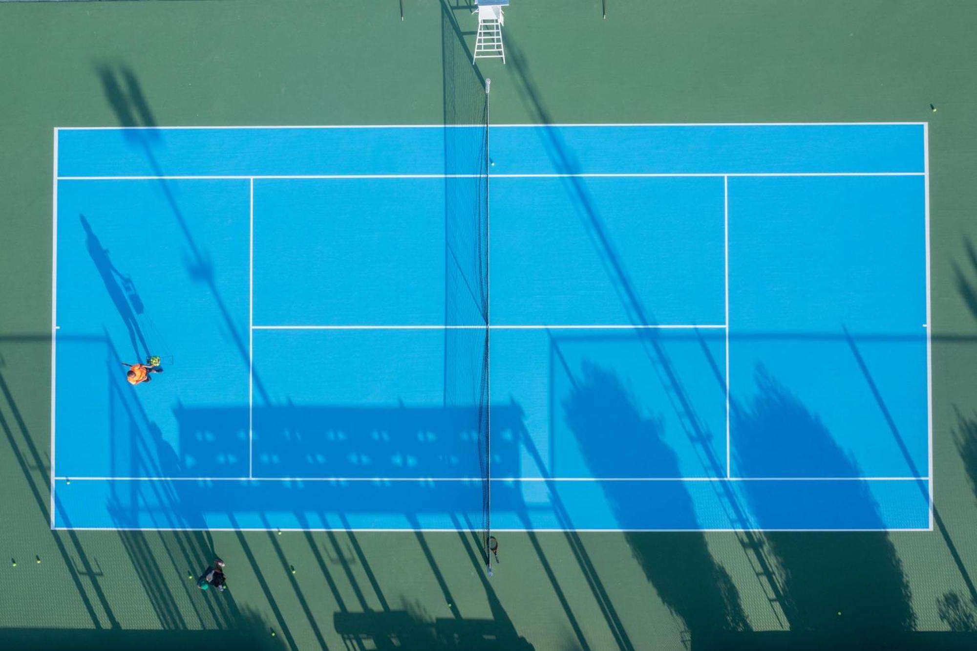 Salalah Rotana Resort Exteriér fotografie A ball boy on the baseline of a tennis court