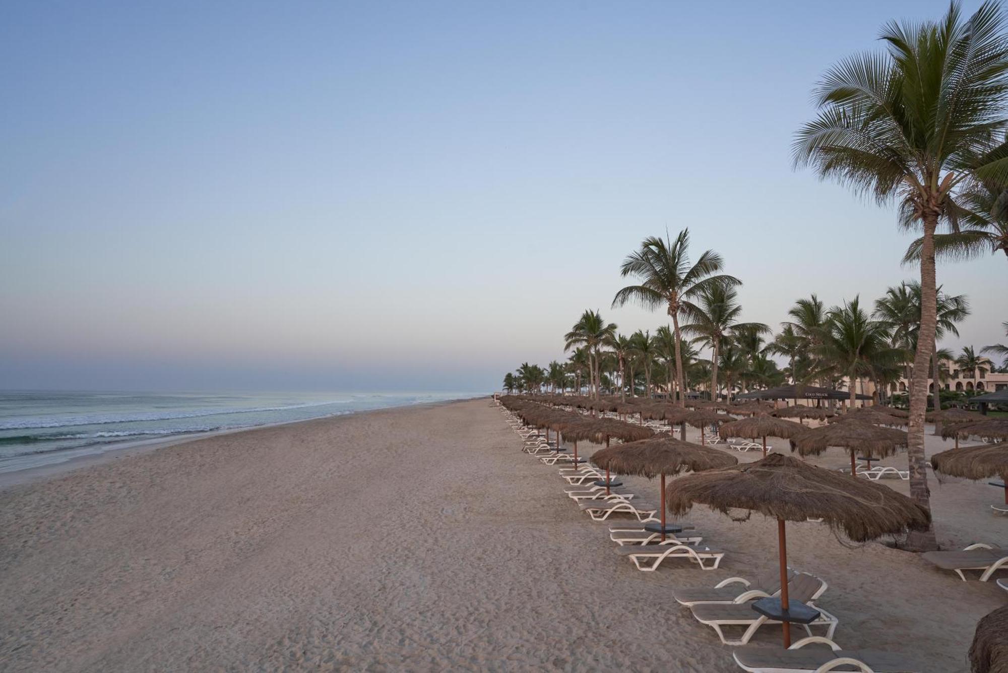 Salalah Rotana Resort Exteriér fotografie Playa de Sabinillas