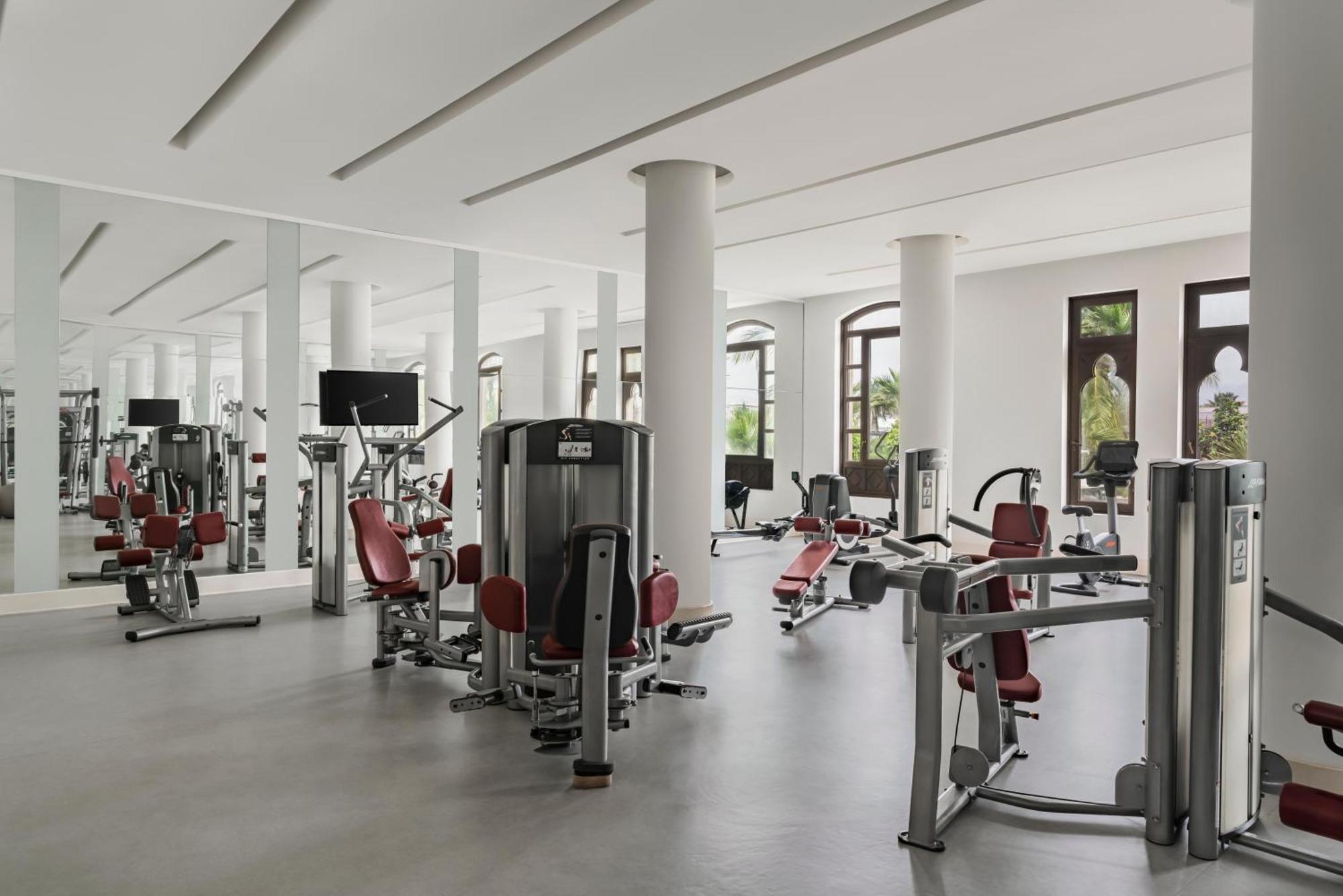 Salalah Rotana Resort Exteriér fotografie The gym at the hotel